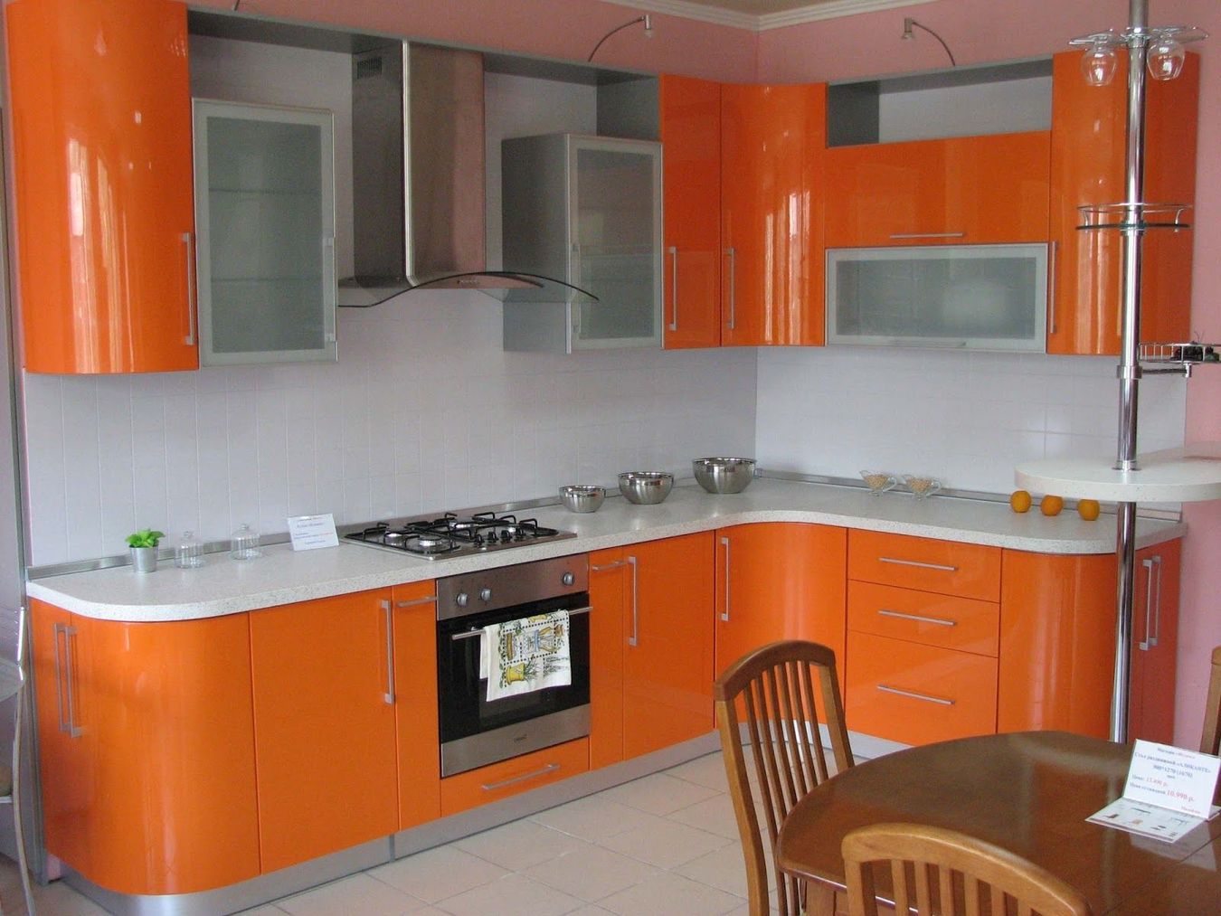 оранжевая угловая кухня в стиле модерн