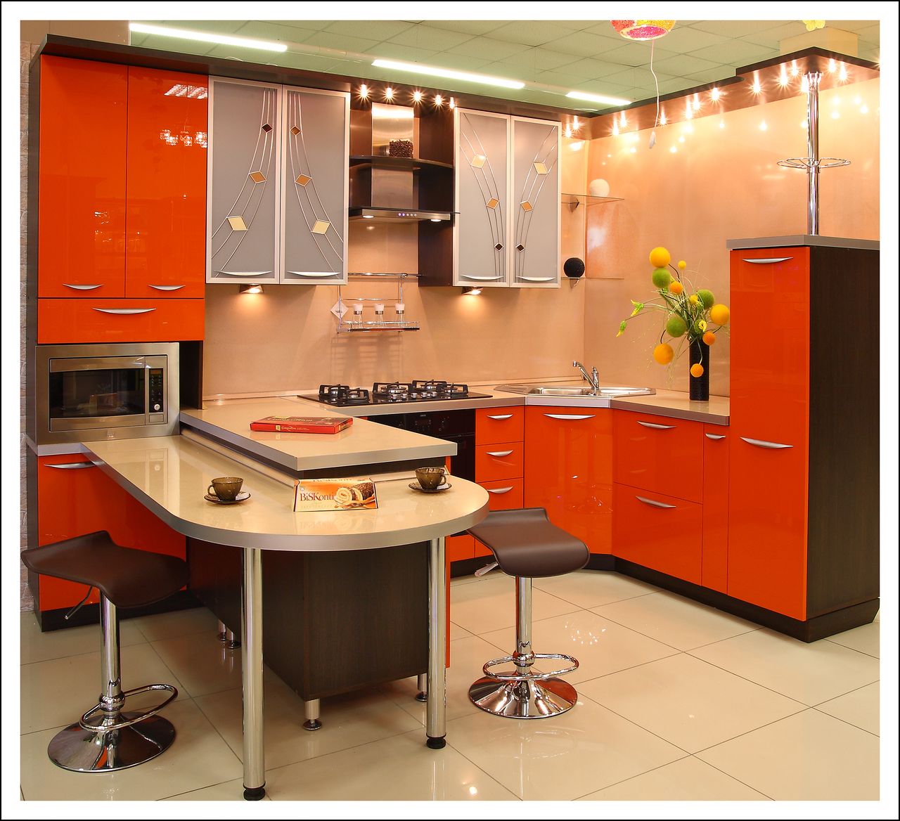 оранжевая угловая кухня с барной стойкой