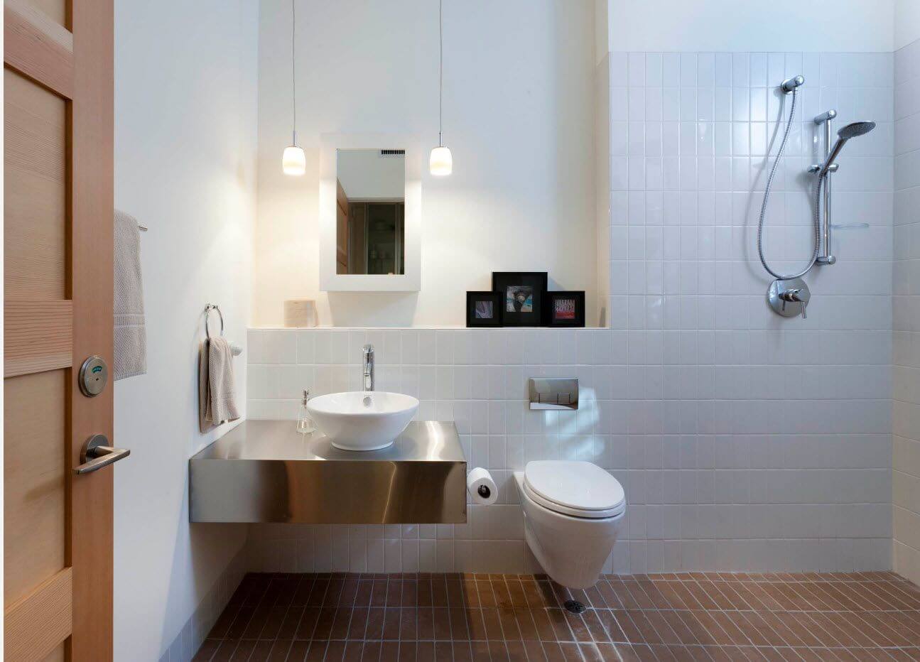 белая керамическая плитка в интерьере ванной комнаты