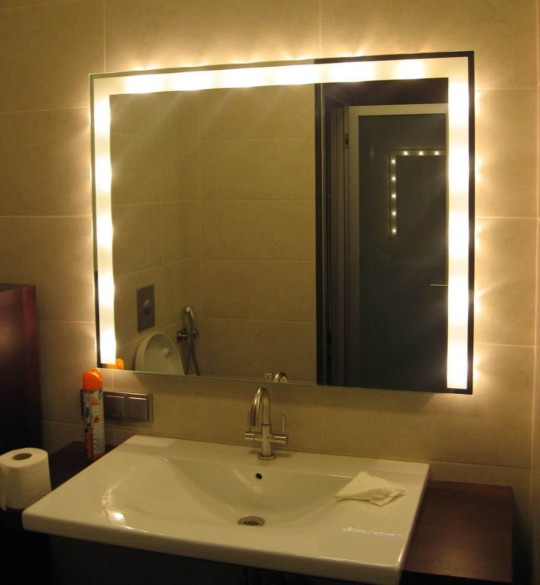 квадратное зеркало с лампочками по периметру 