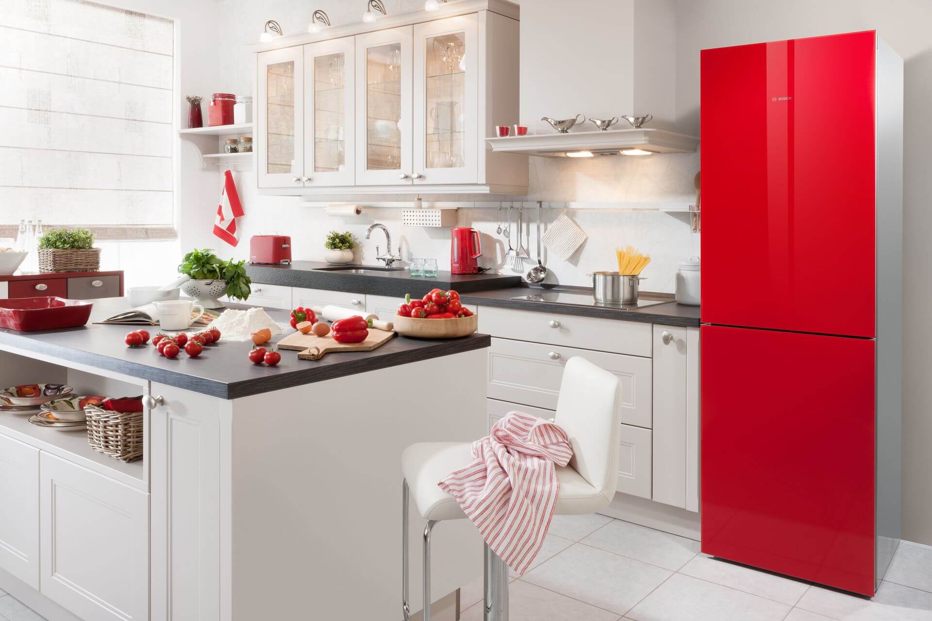 красный холодильник на белой кухне