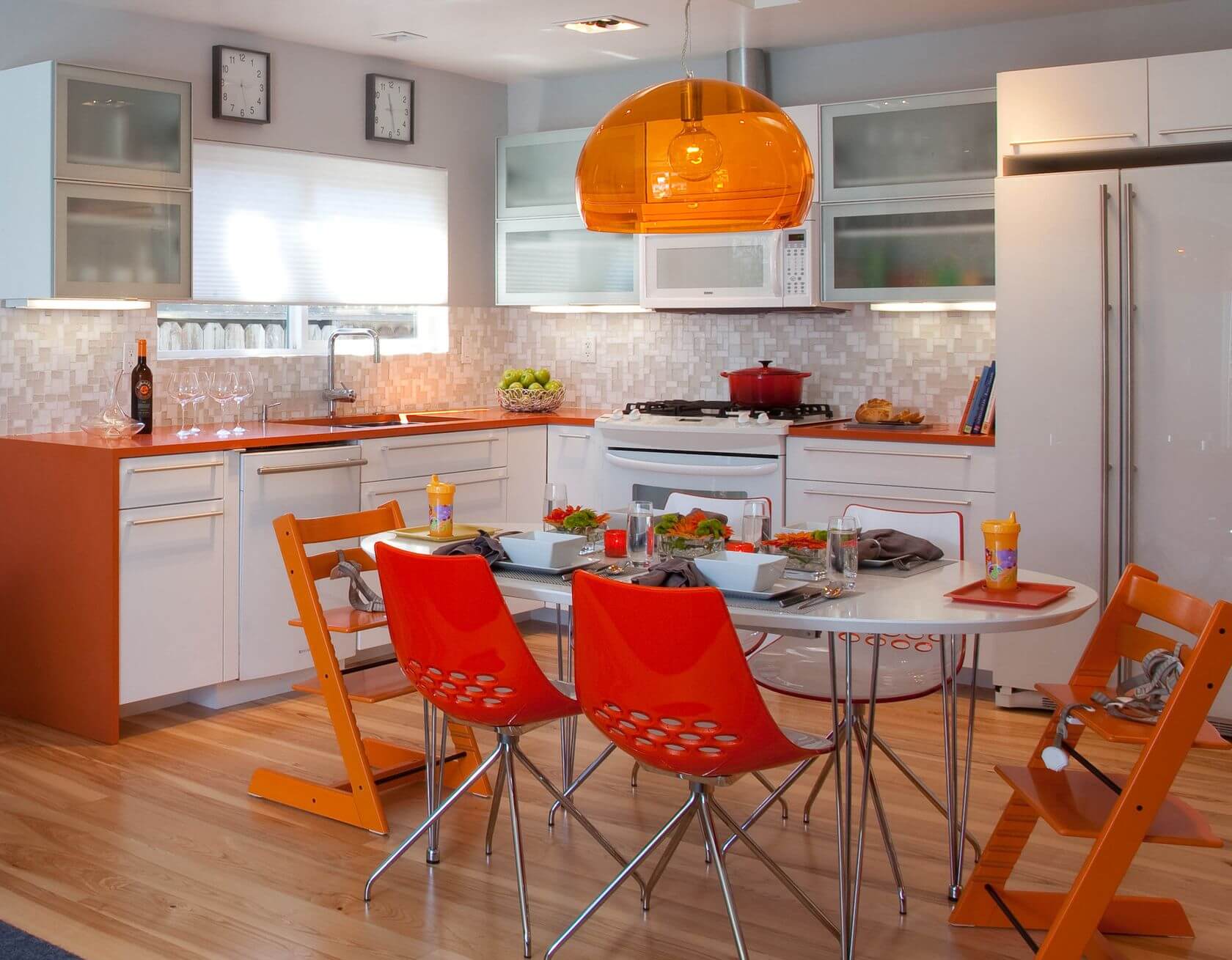 оранжевый цвет на белой кухне