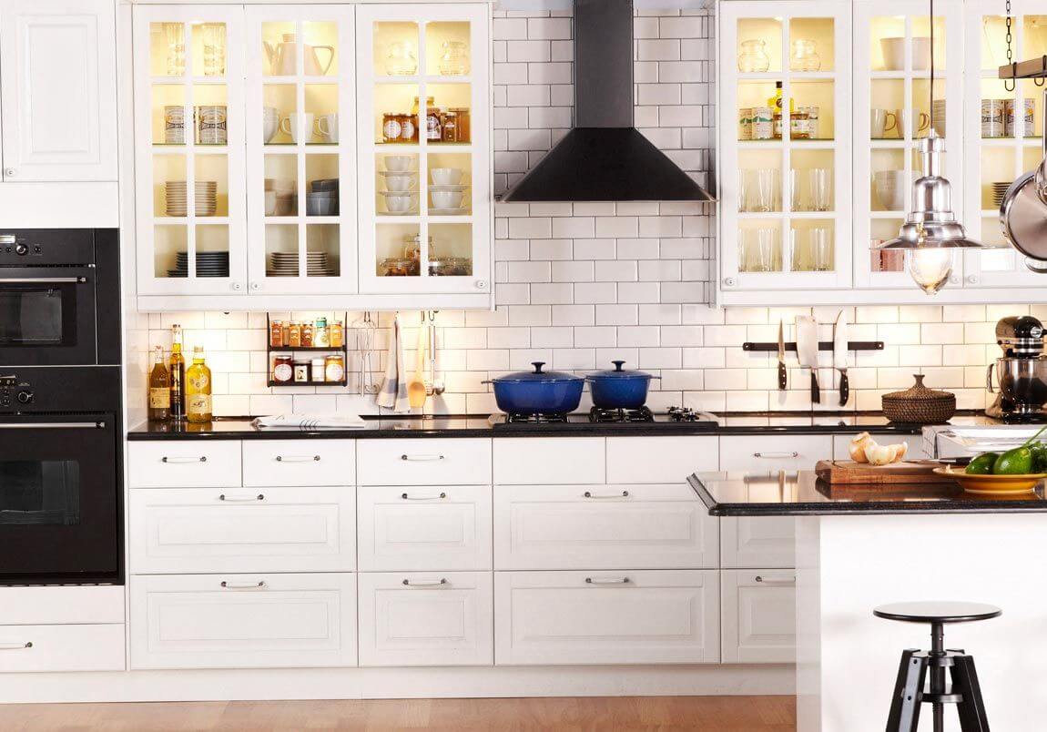 белая кухня с прозрачными шкафчиками