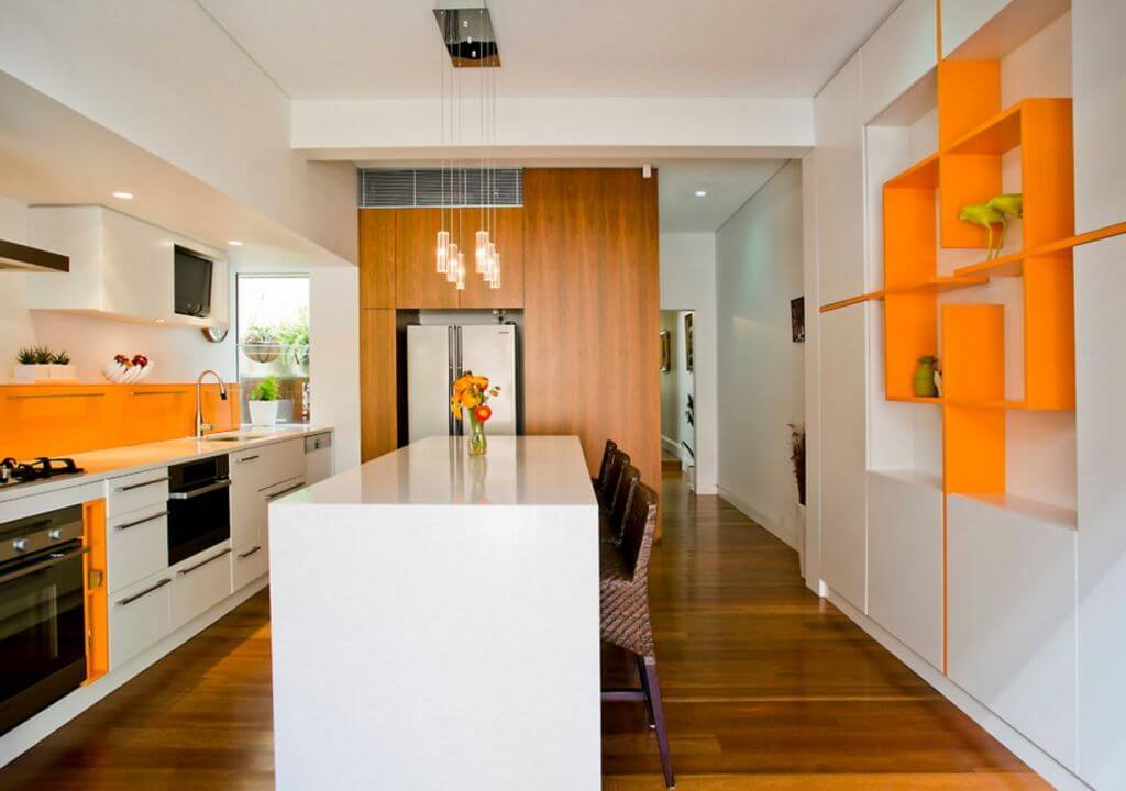 оранжевые полки на белой кухне