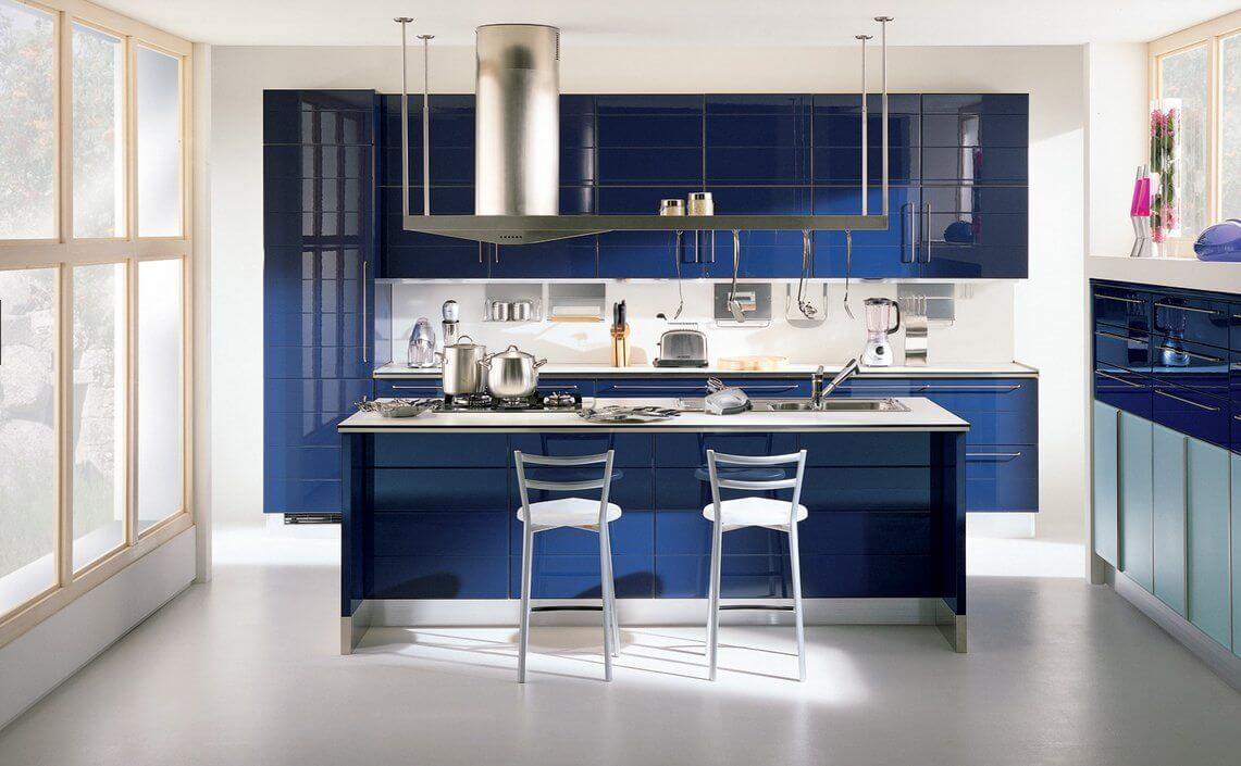 синяя кухня-гостиная