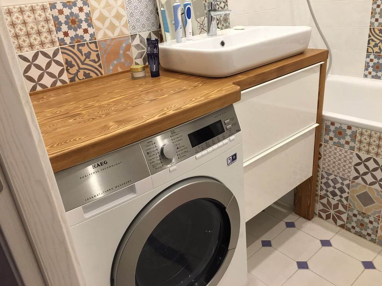 стиральная машинка и хранение под раковиной в ванной комнате