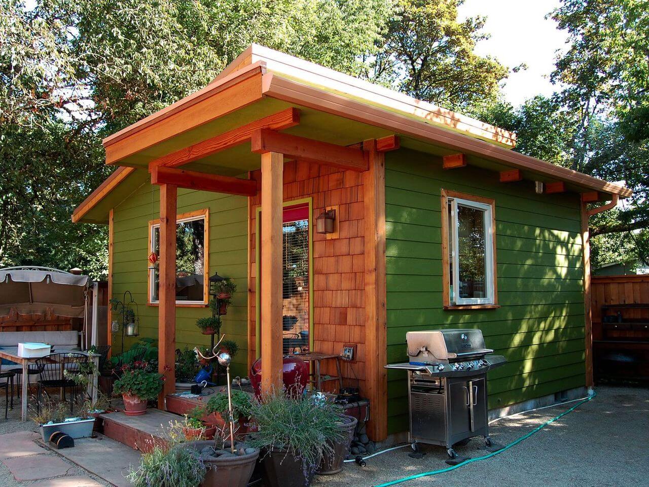 зеленый каркасный домик для дачи