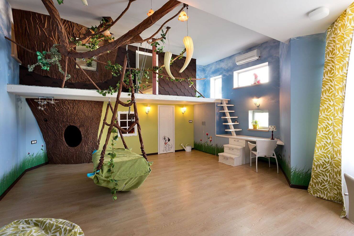 детская комната с деревом в интерьере