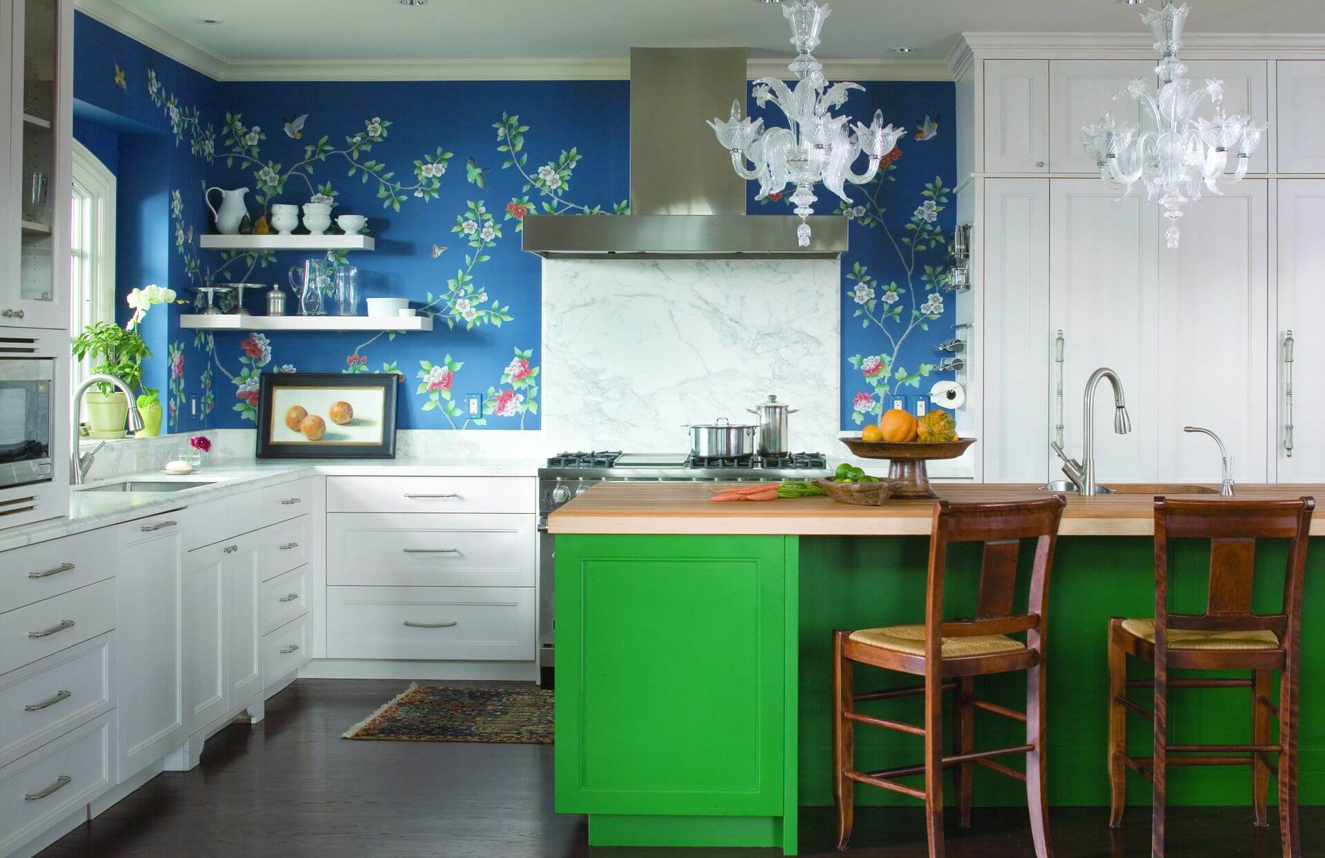 Оклейка цветными обоями стен на кухне