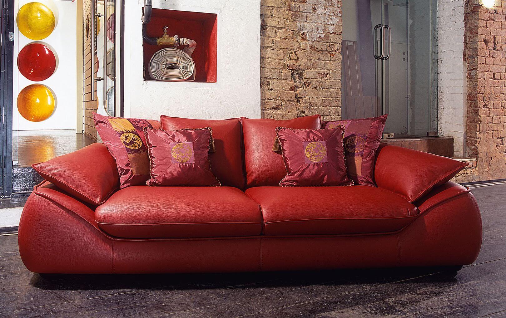 красный кожаный диван в гостиную