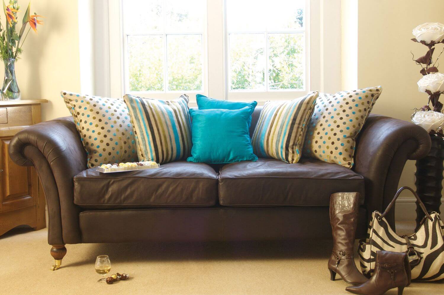 кожаный диван с яркими подушками