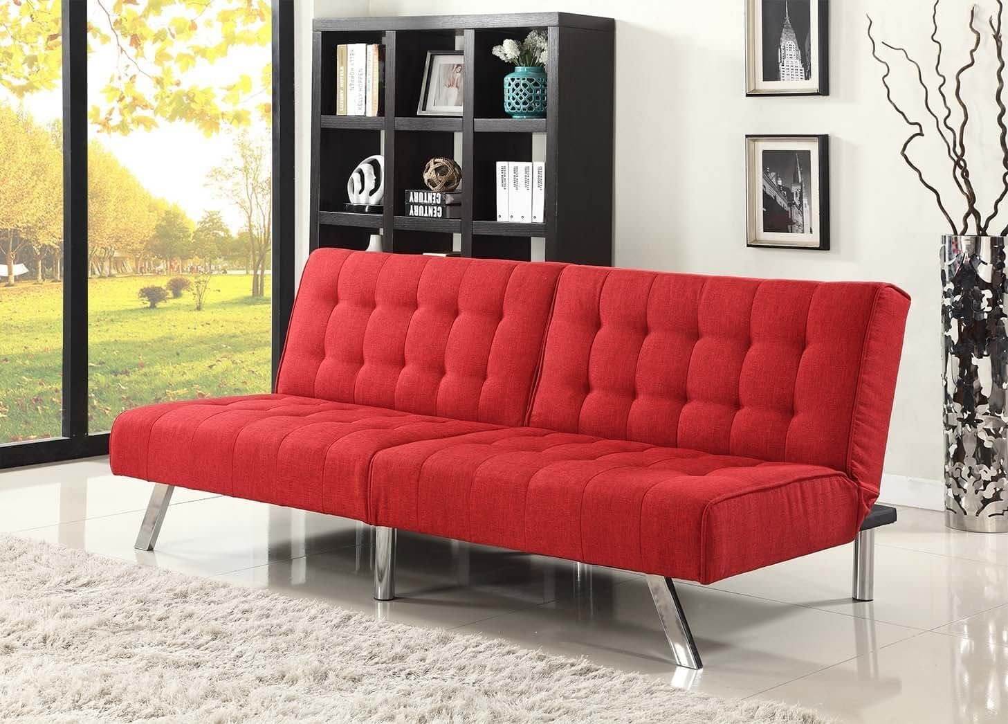 красный диван в гостиной