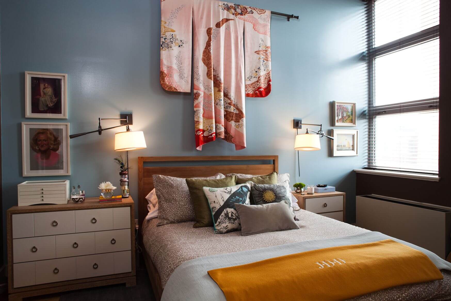 голубые тона в спальне в современном стиле