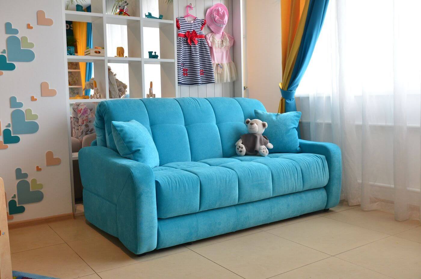 голубой диван в интерьере детской