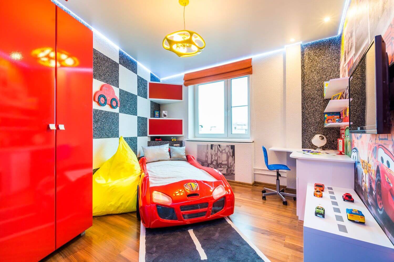 кровать машина в интерьере детской комнаты