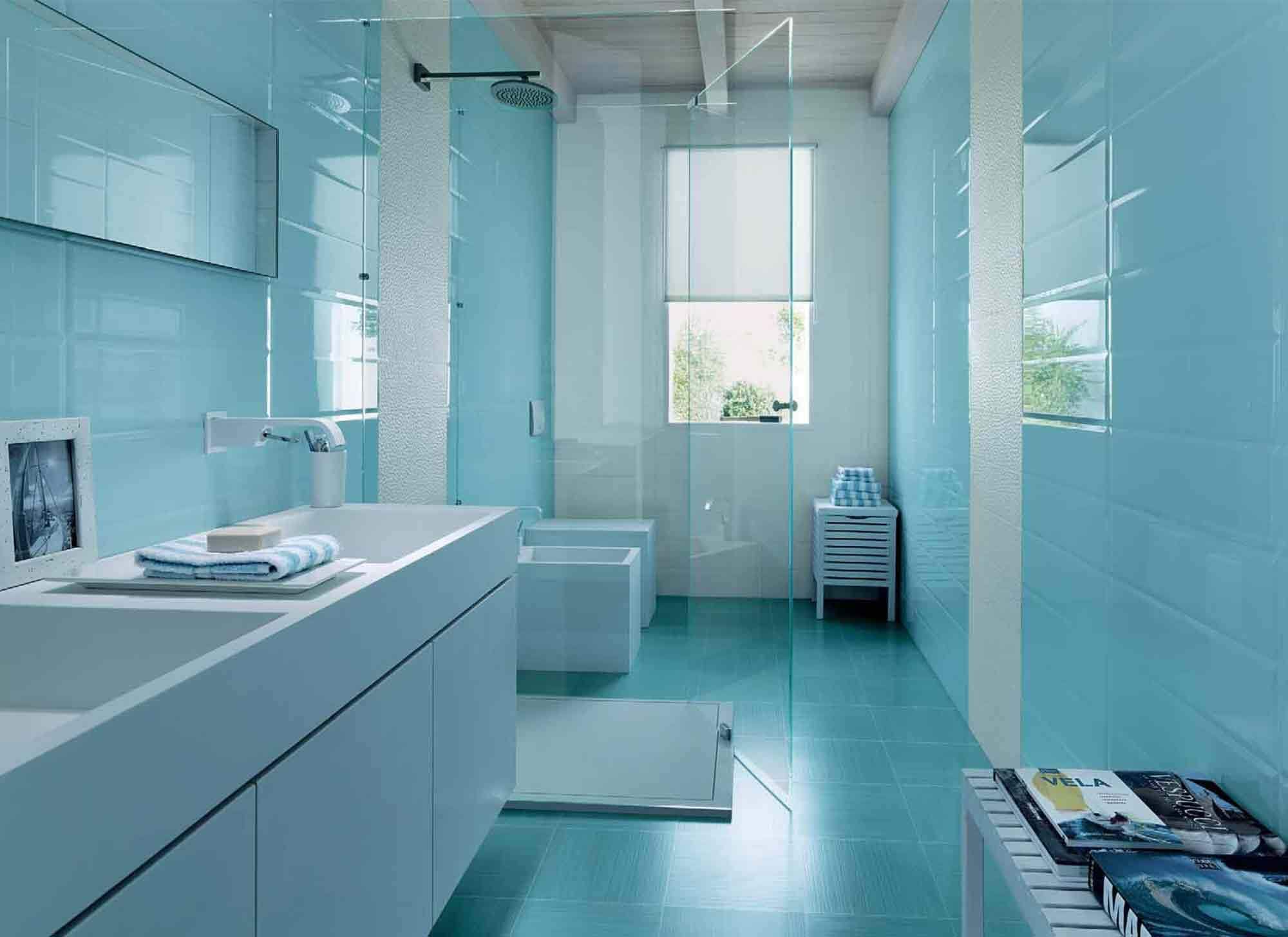 голубая стеклянная плитка для ванной комнаты