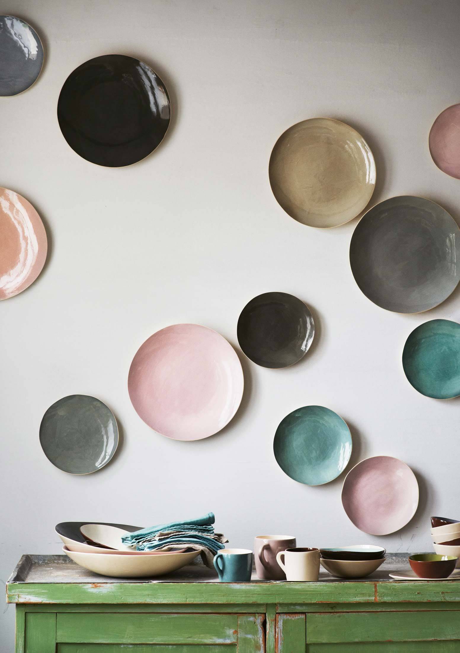 Декорирование стен уникальной разноцветными тарелками 