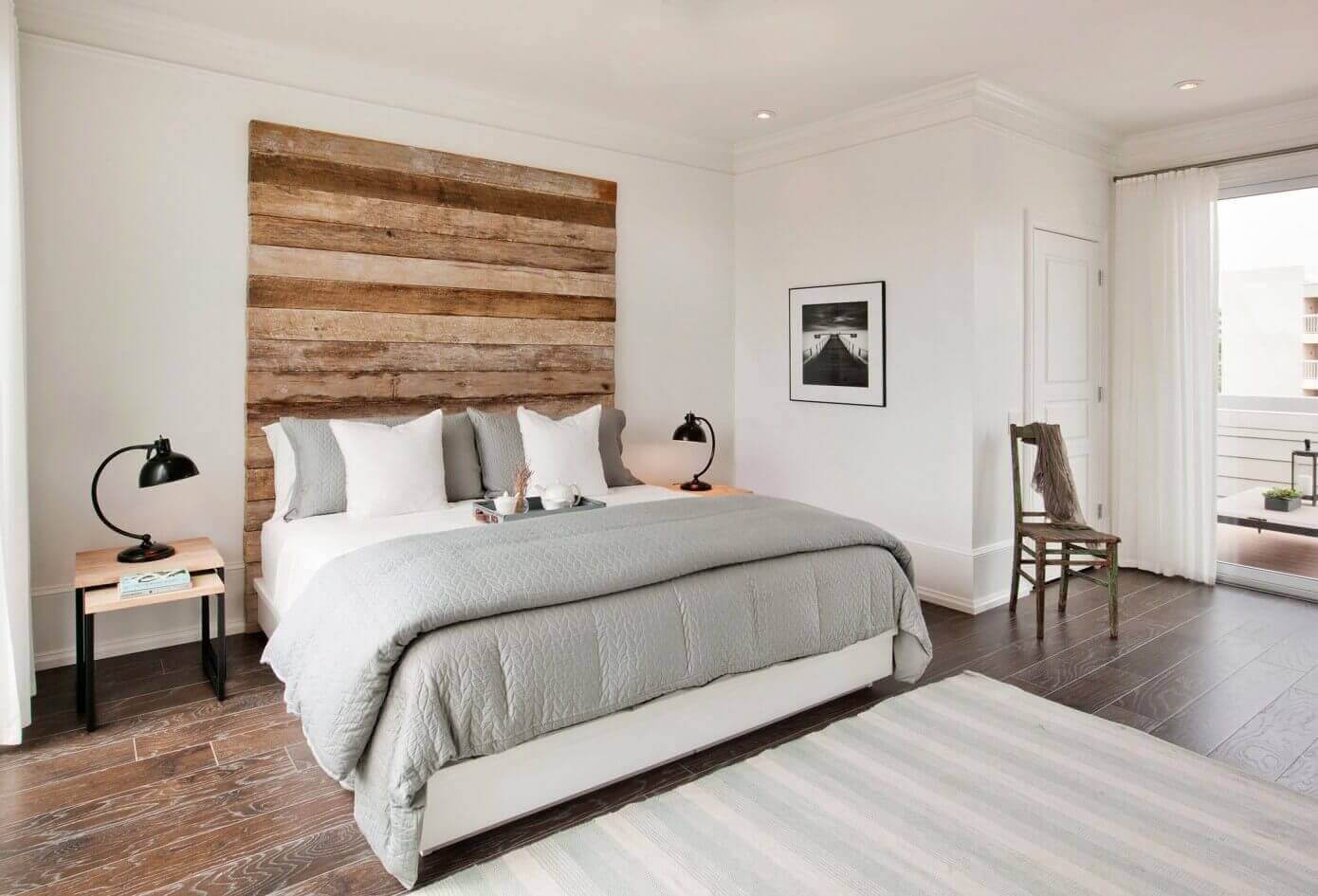 деревянная кровать в спальне в скандинавском стиле