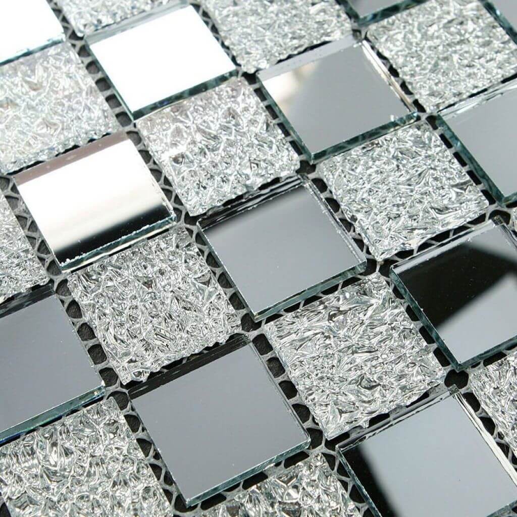 Стеклянная плитка квадратиками для ванной комнаты