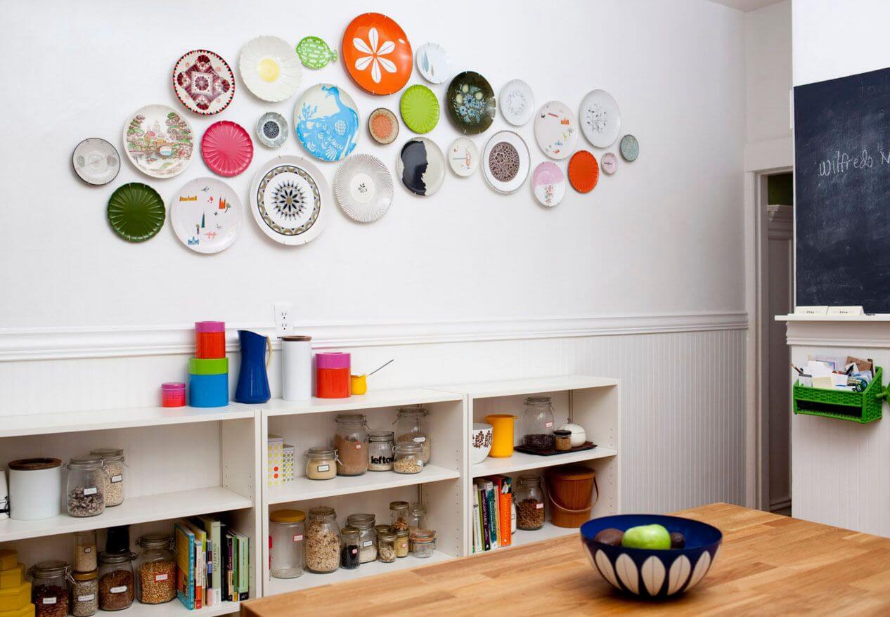 тарелки на стене кухни