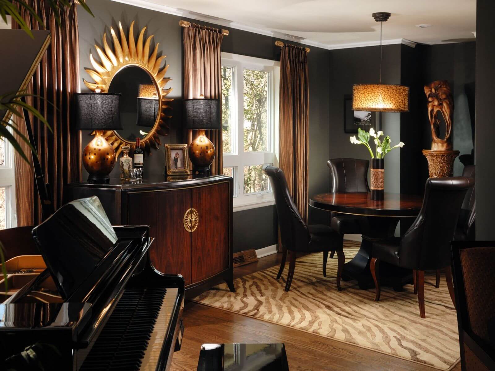 Черная мебель в интерьере гостиной в этническом стиле фото