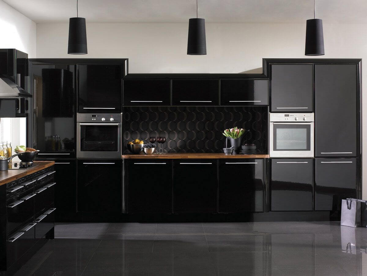 Черная глянцевая мебель в интерьере кухни