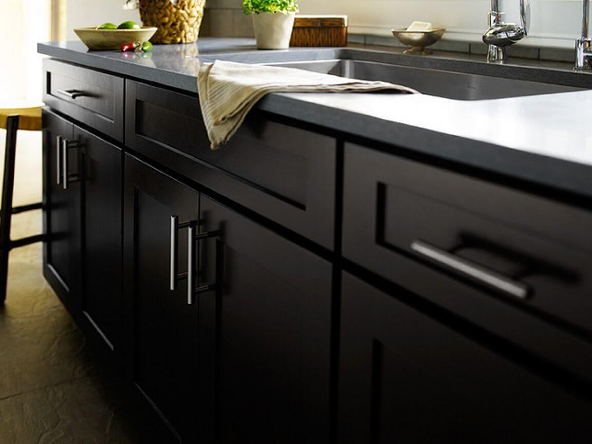 Черная мебель с фурнитурой из нержавейки в интерьере кухни