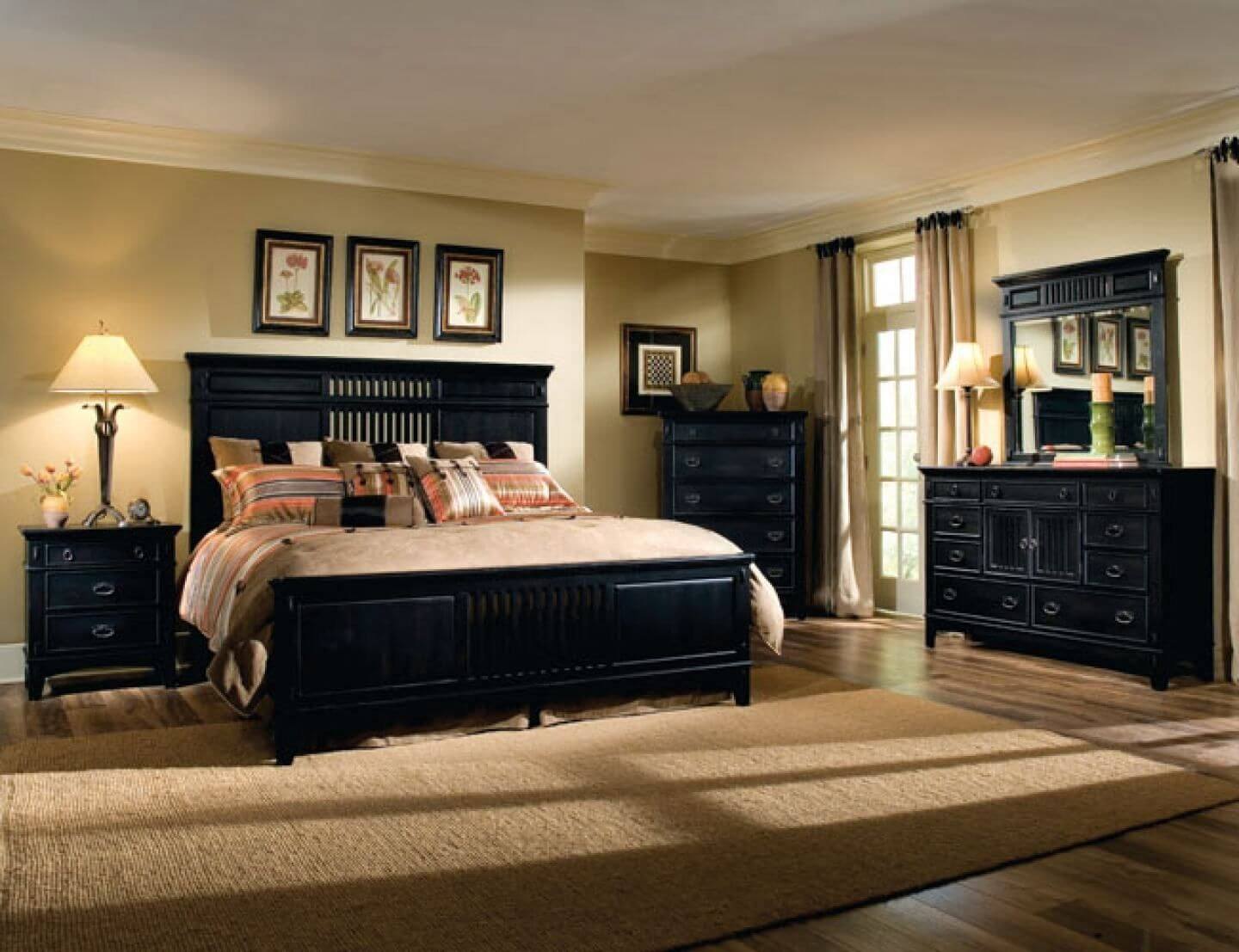 Черная деревянная мебель в интерьере спальни