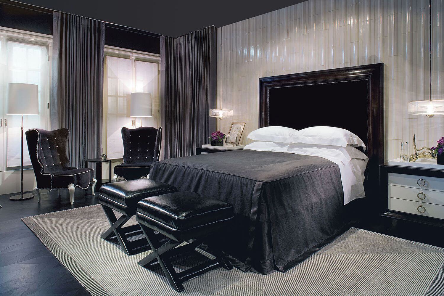Черная мебель в интерьере роскошной спальни