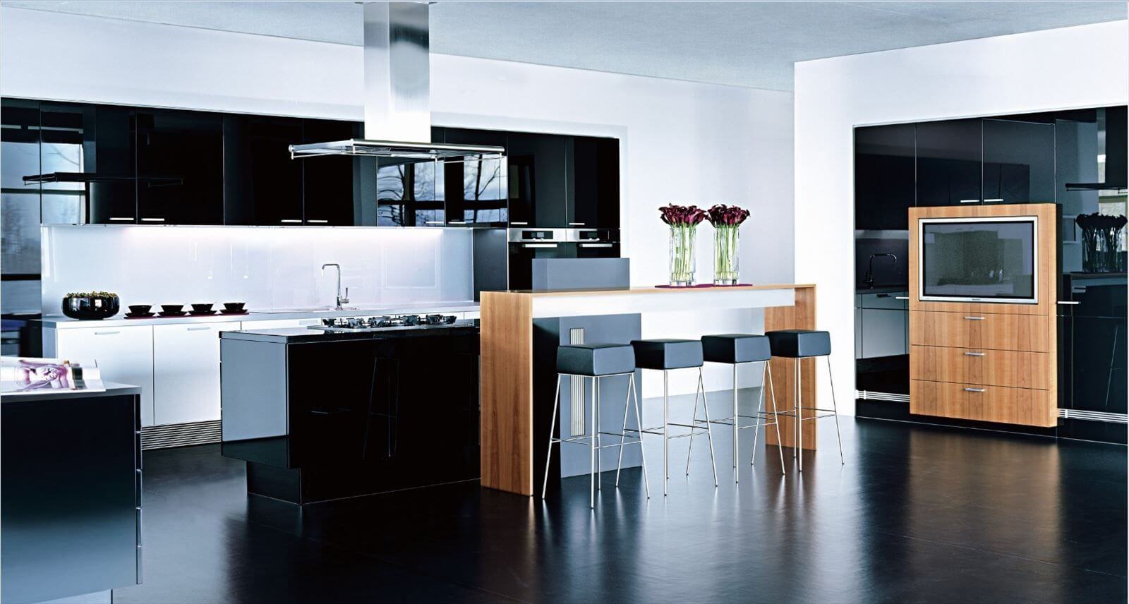 Черная мебель в интерьере стильной кухни