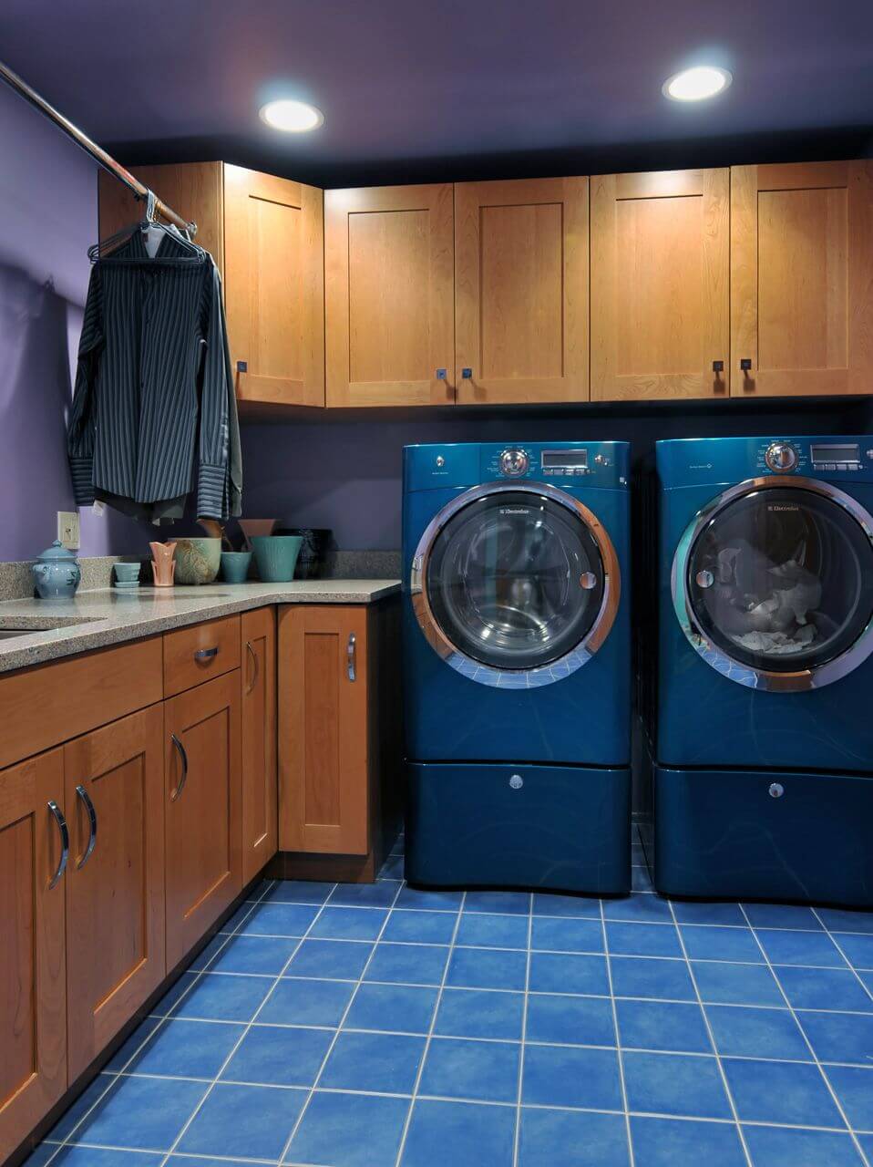 синяя стиральная машина на кухне 