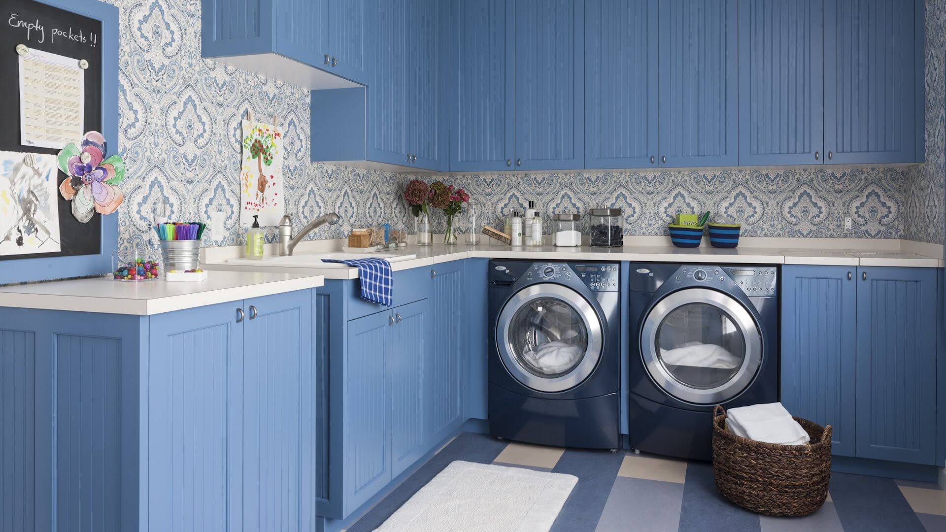 синяя стиральная машина на кухне под цвет гарнитура