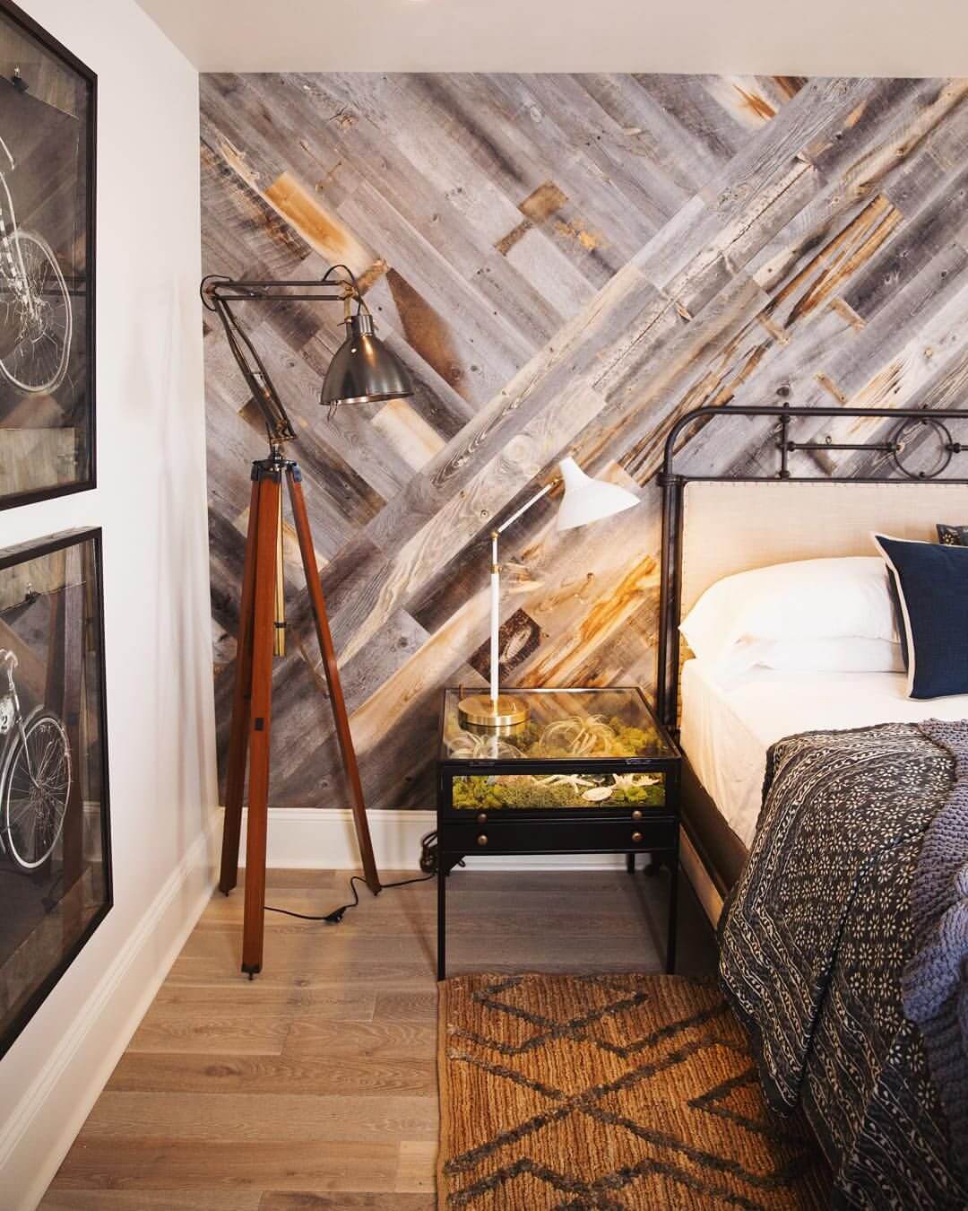 Уютная спальня с деревянной стеной 