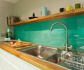 5 причин, почему стоит обязательно установить стеклянный фартук у себя на кухне