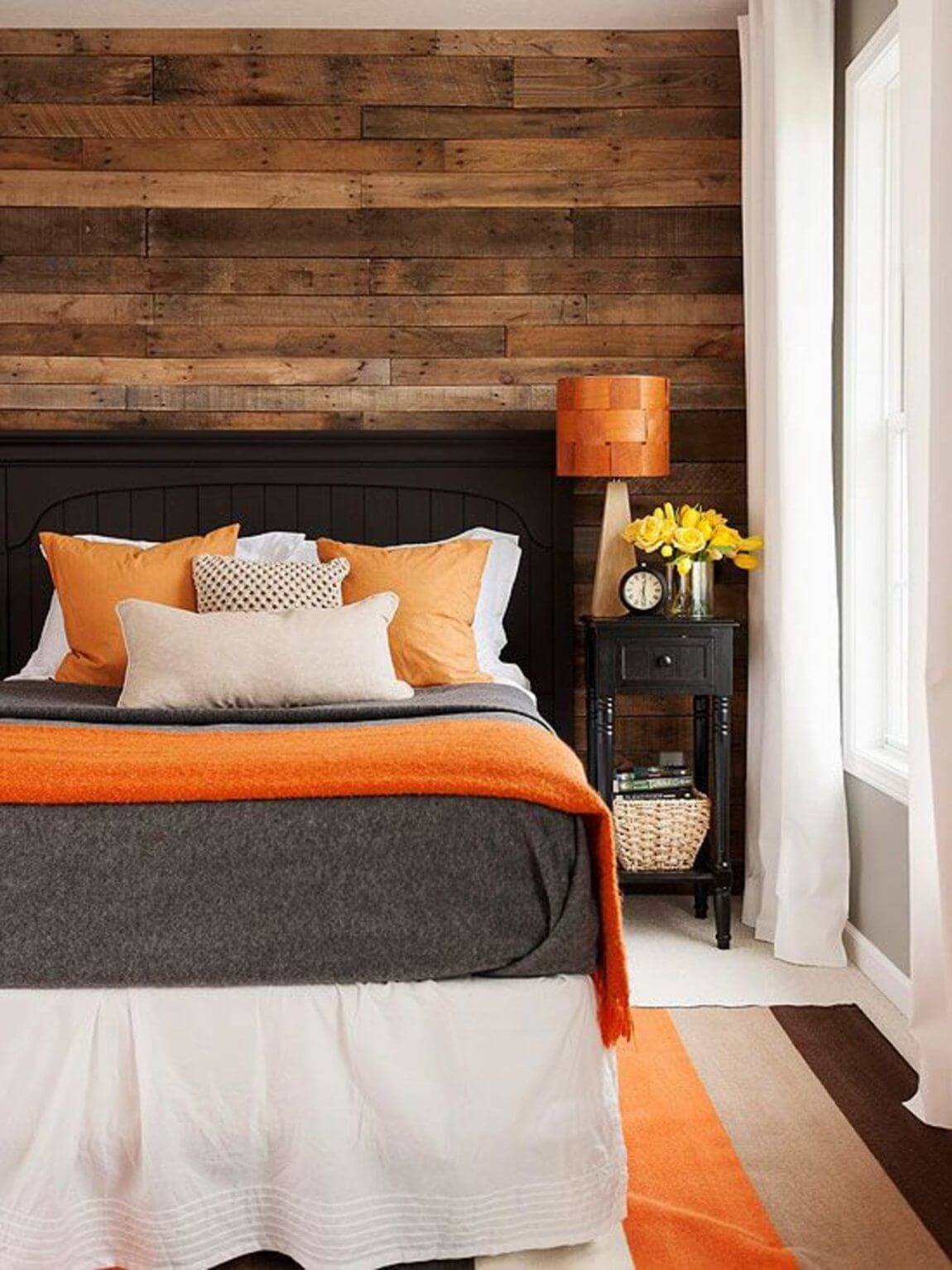 деревянный фон для кровати в спальне