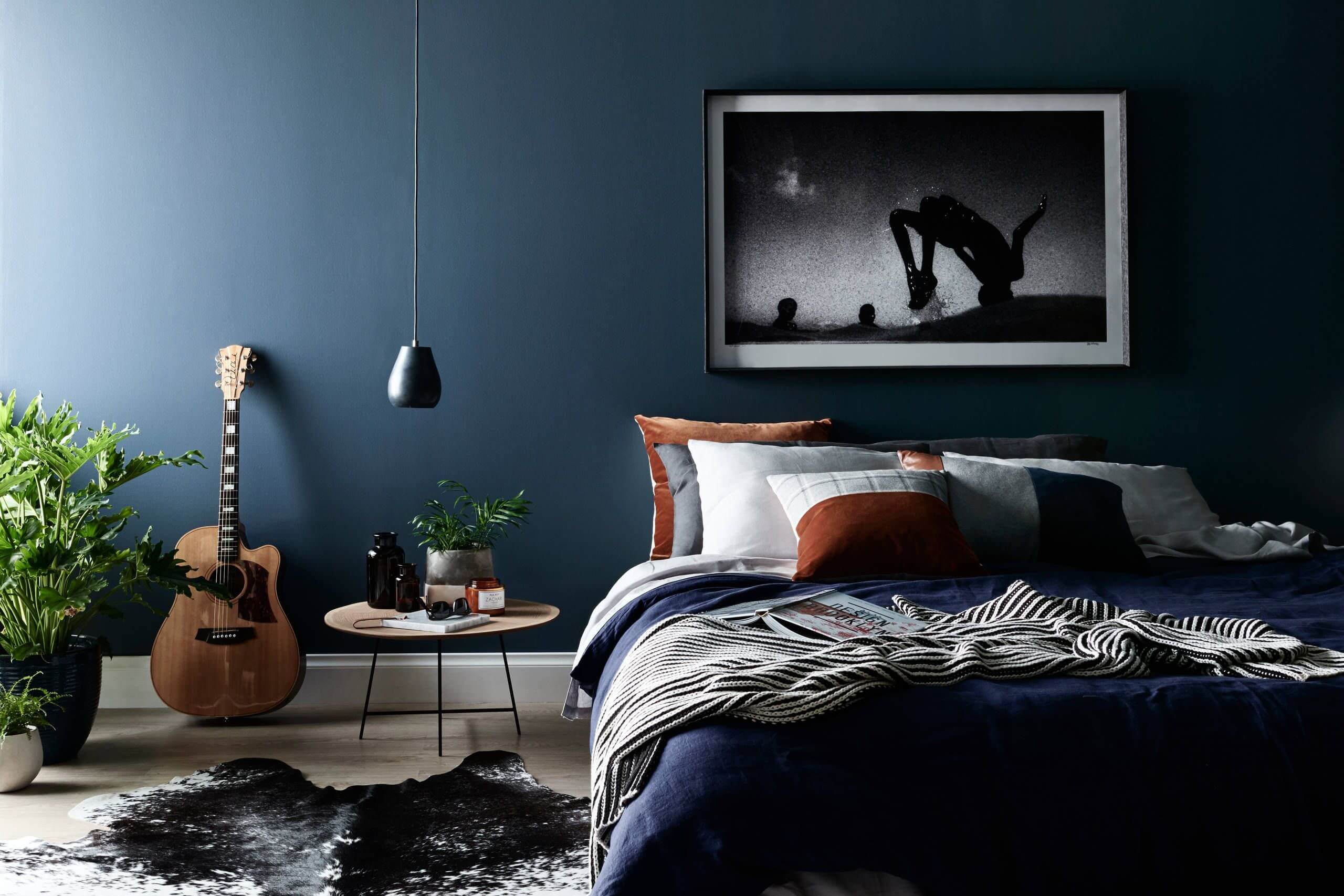 сочетание синего и черного цвета в интерьере квартиры