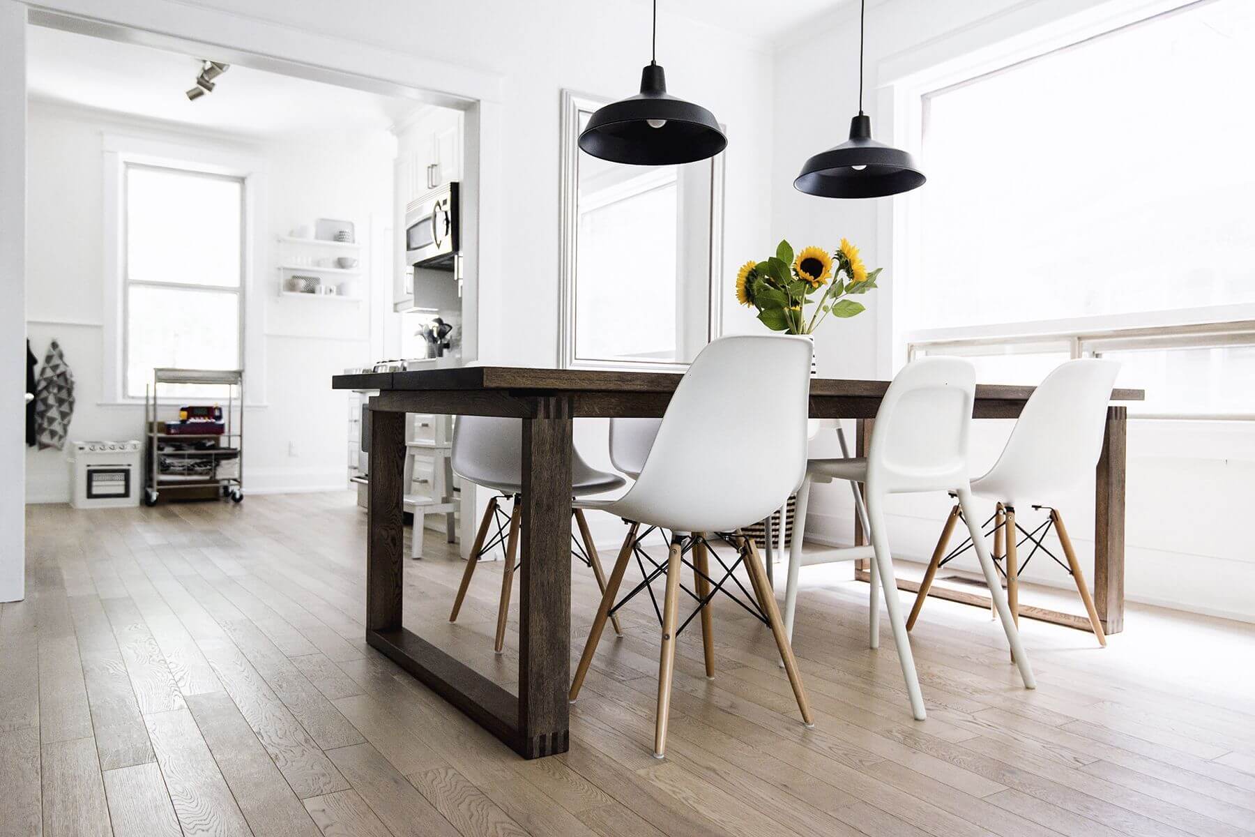 стулья Eames на кухне в скандинавском стиле