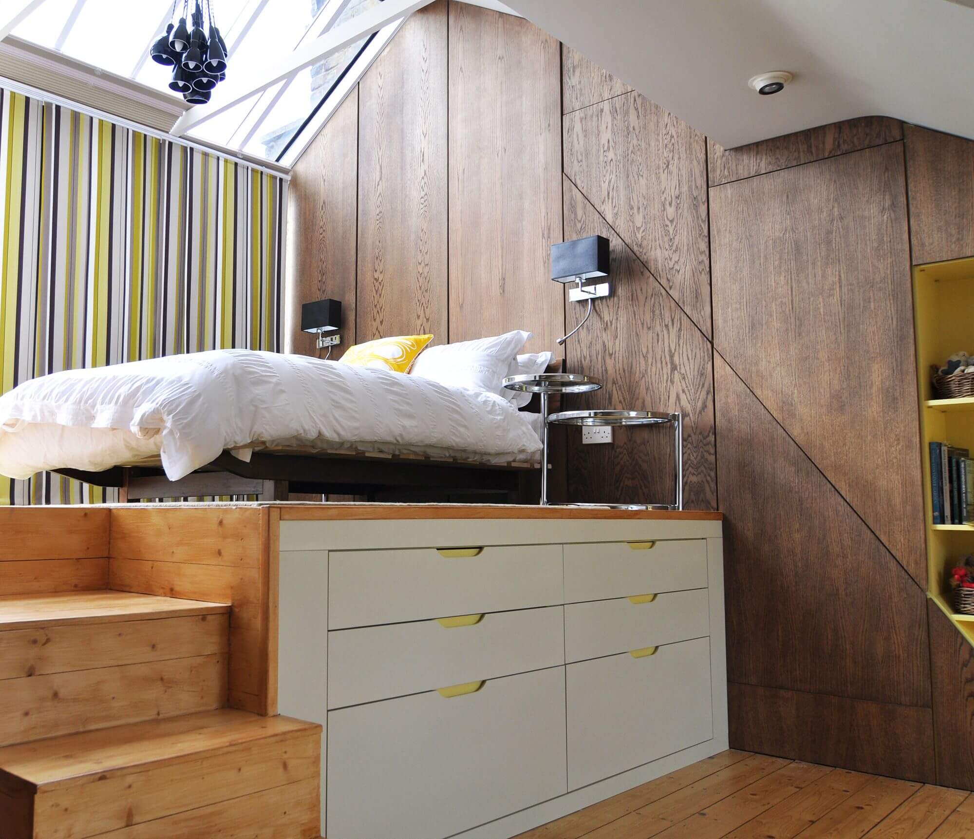 кровать-подиум с выдвижными ящиками для однокомнатной квартиры