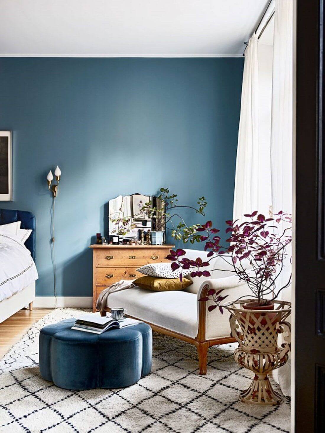сочетание синего и белого цвета в интерьере квартиры