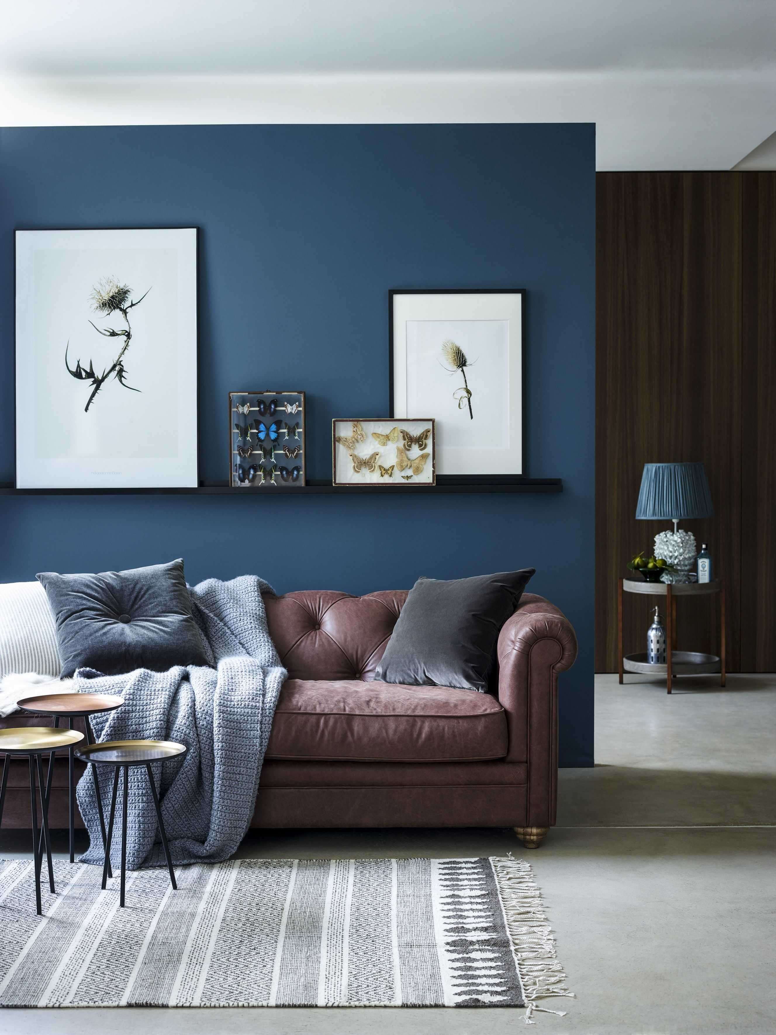 синий цвет и коричневый в интерьере квартиры