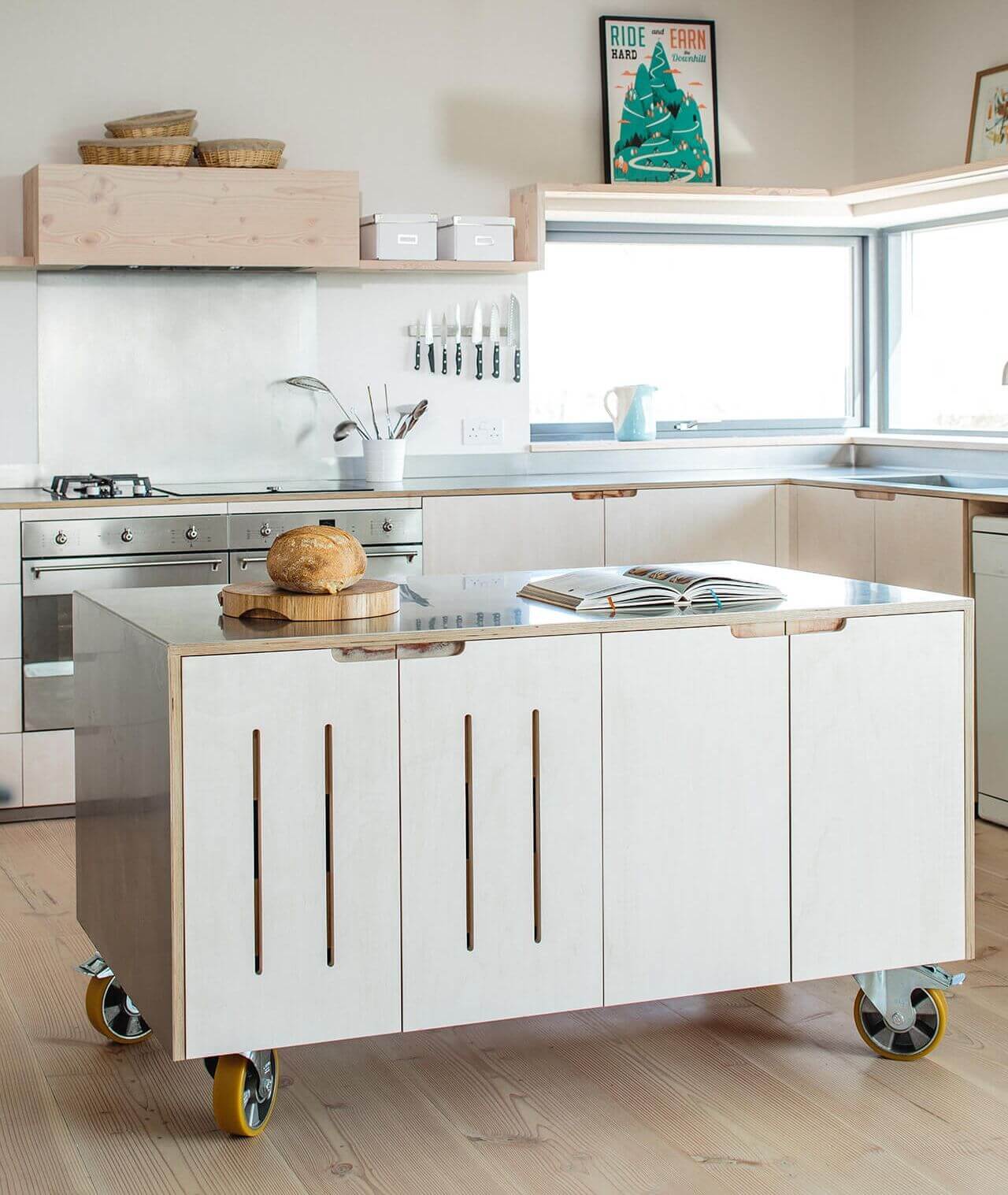 Кухонный остров на колесиках для маленькой кухни