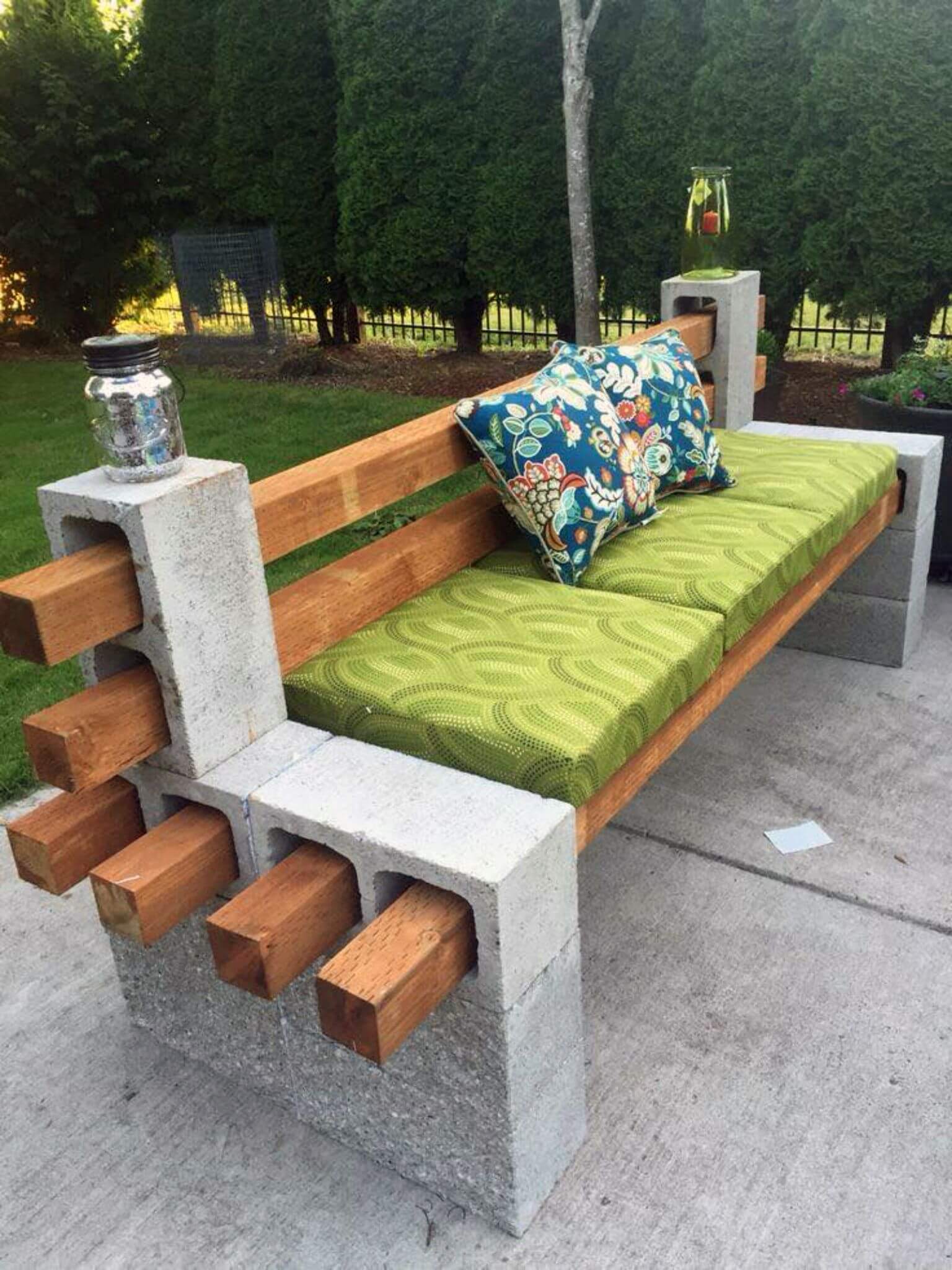Садовый диван из керамзитобетонных блоков и деревянных балок