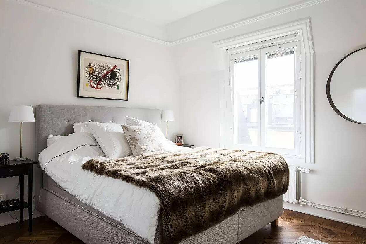 белая спальня с фактурным покрывалом