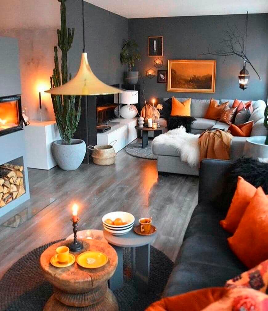 оранжевые вкрапления цвета в серой гостиной