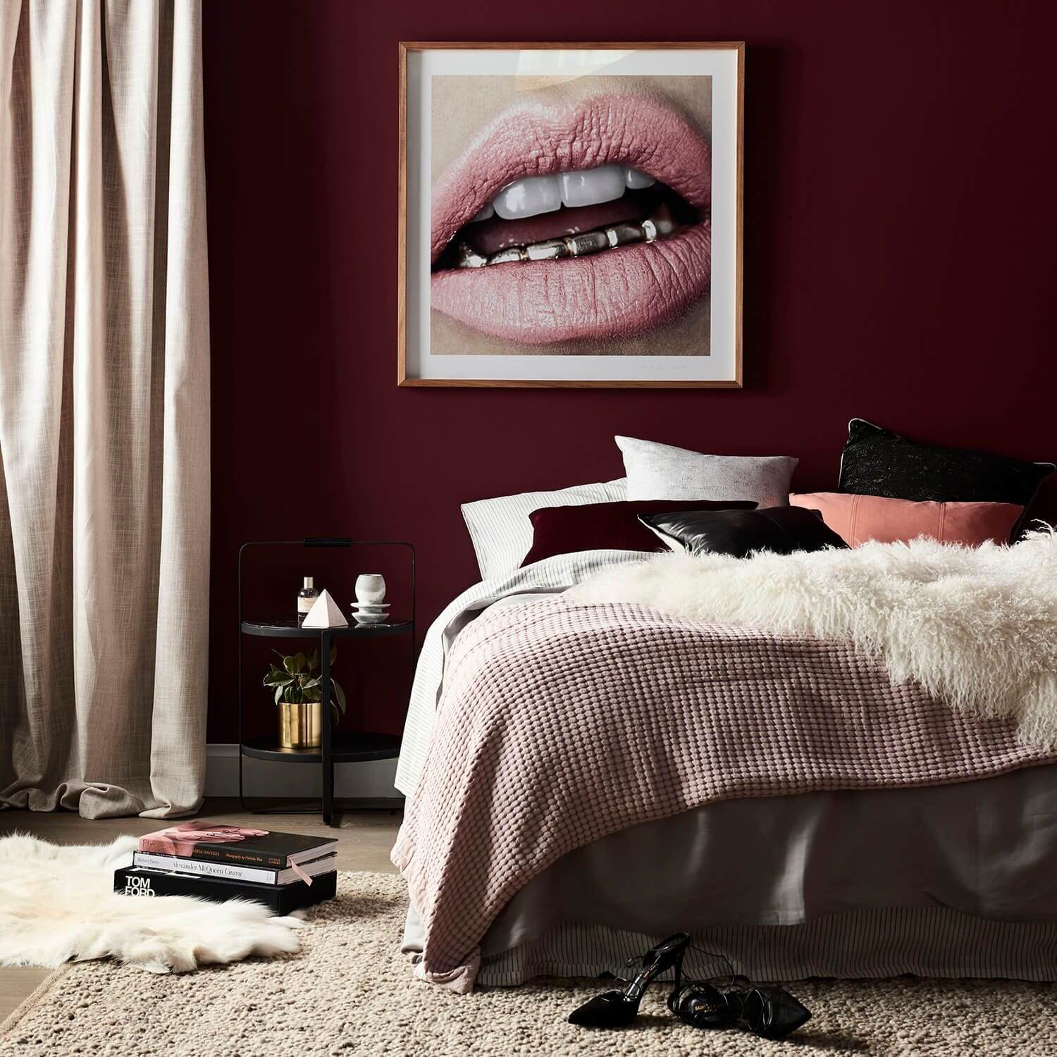 бордовый цвет стен в спальне