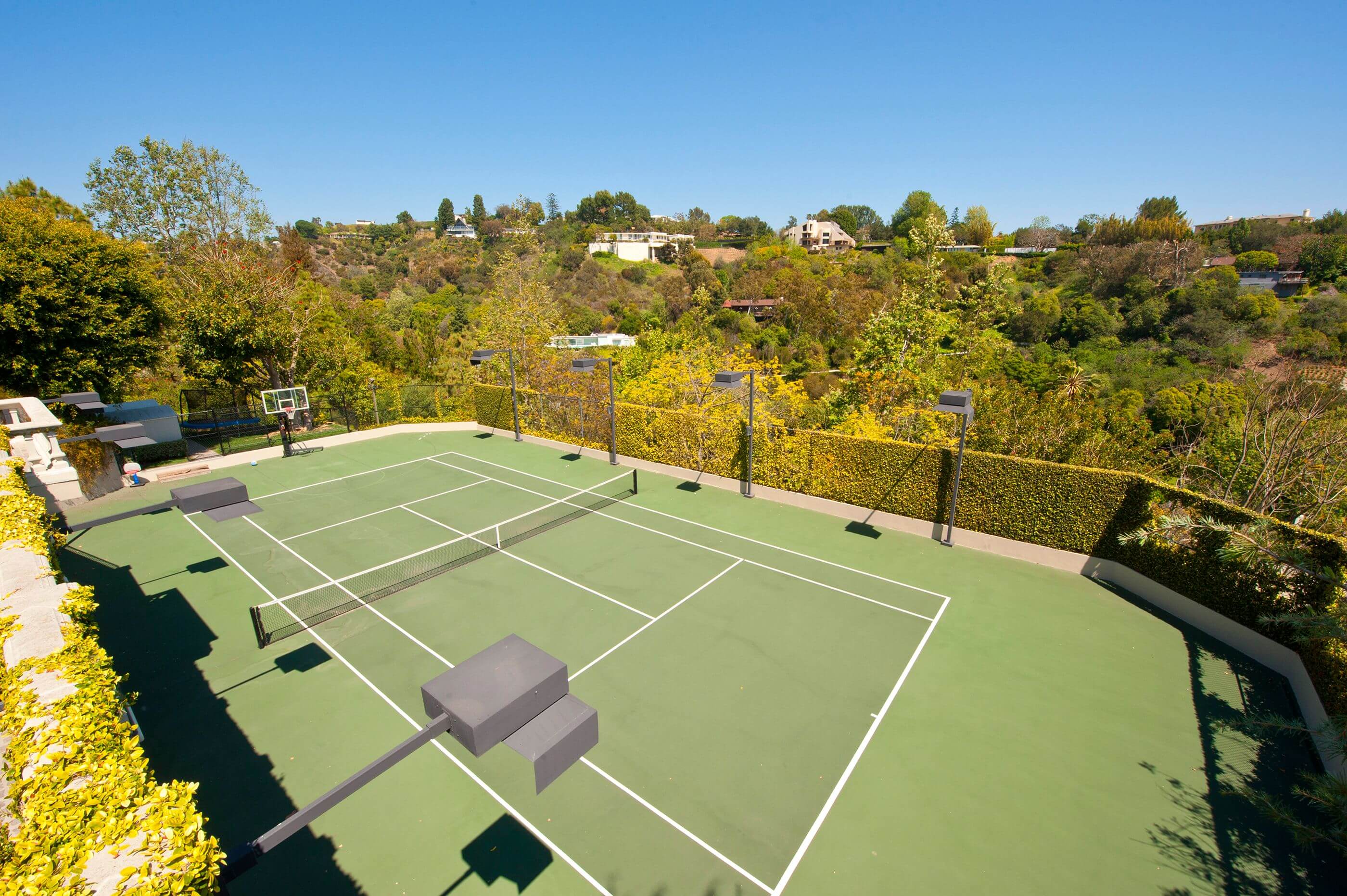 спортивная площадка у дома Илона Маска в Лос-Анджелесе