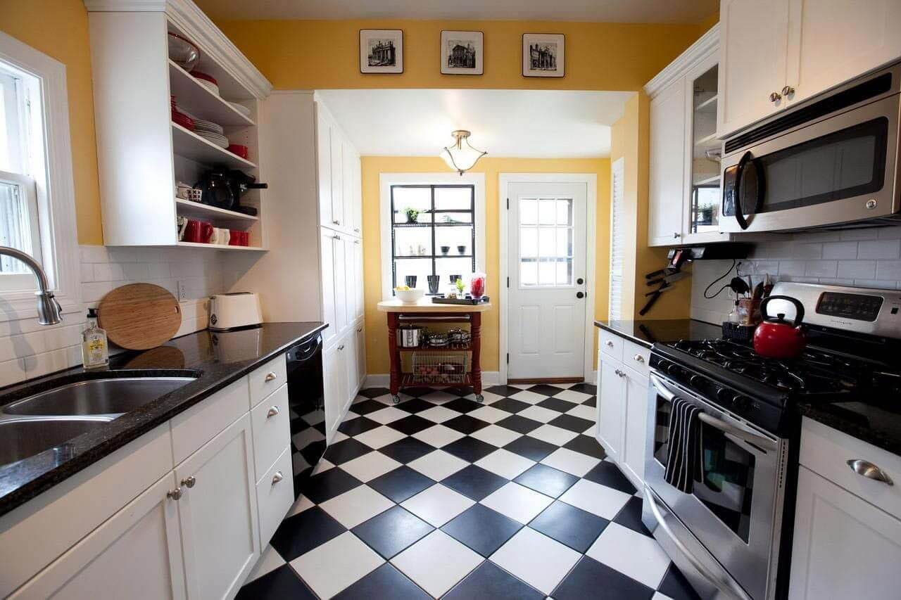 шахматная раскладка плитки на кухне