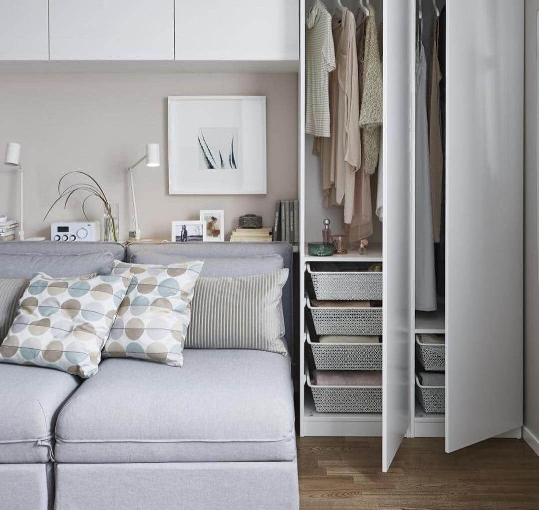 дизайн однокомнатной квартиры с гардеробной и кроватью