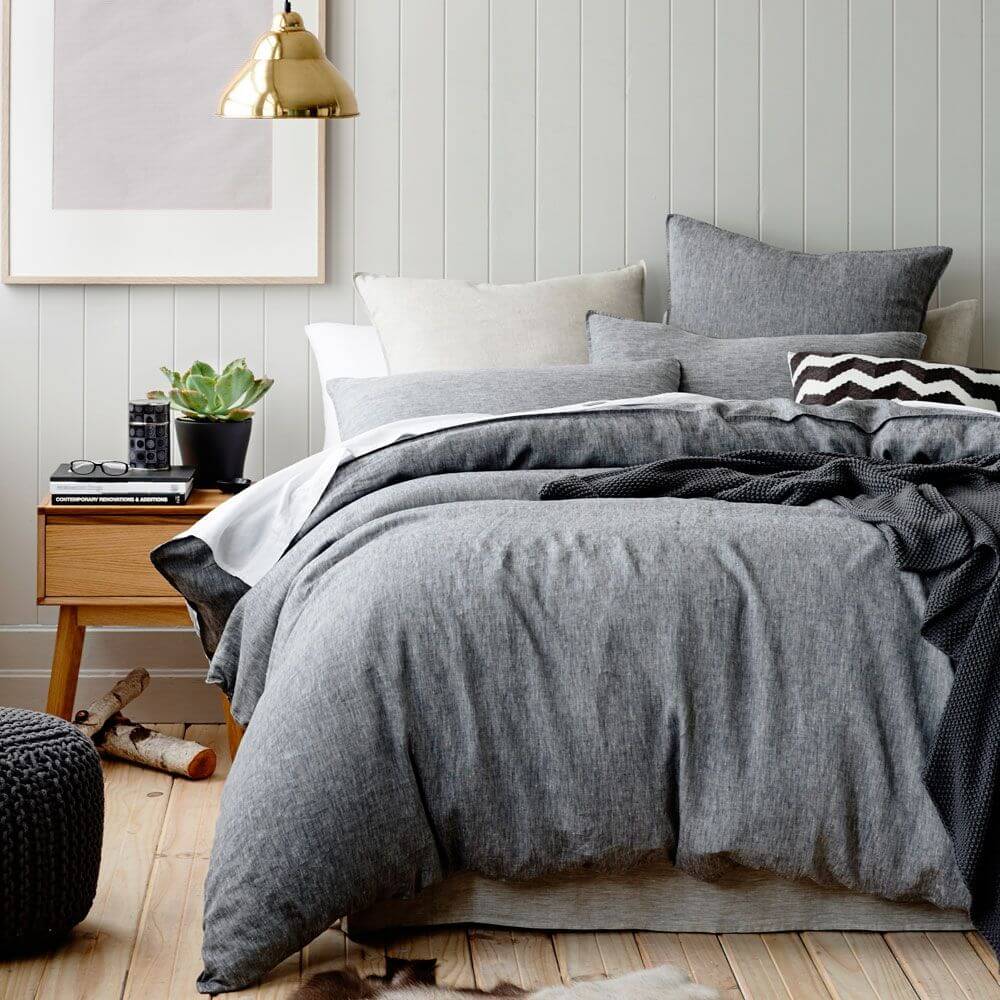 серый текстиль в спальне