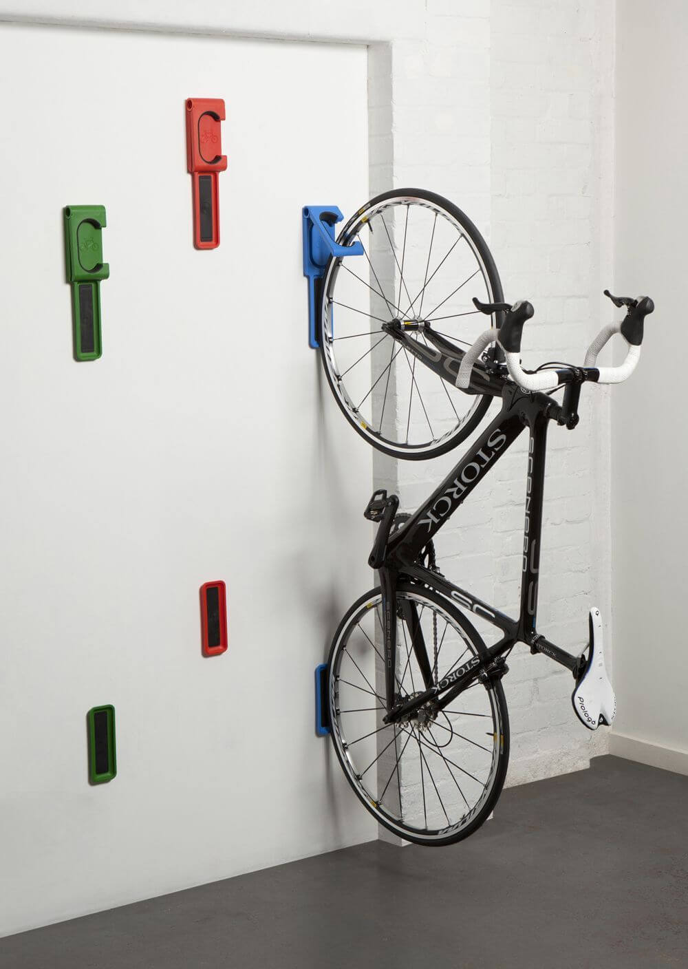 вертикальное хранение велосипеда на стене в квартире